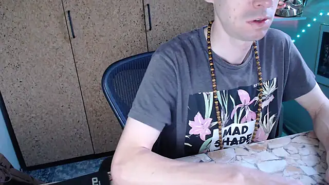 Snapshot of sakiramissy chatting on 12.16.25 sakiramissy online show from 12.16.25