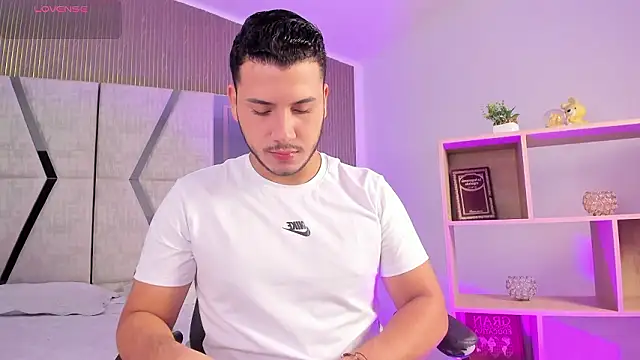 Snapshot of Axel_grey_ chatting on 03.08.26 Axel grey online show from 03.08.26