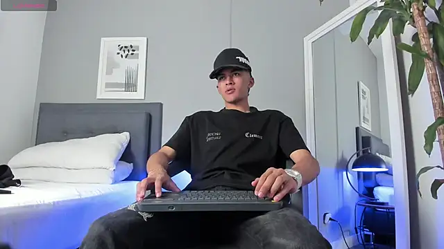 Snapshot of Tylerffoxx chatting on 09.13.25 Tylerffoxx online show from 09.13.25
