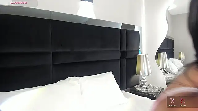 CarolineLee  online show from 04.13.26