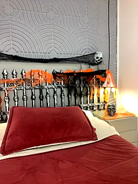 eviegothel  online show from 10.29.25