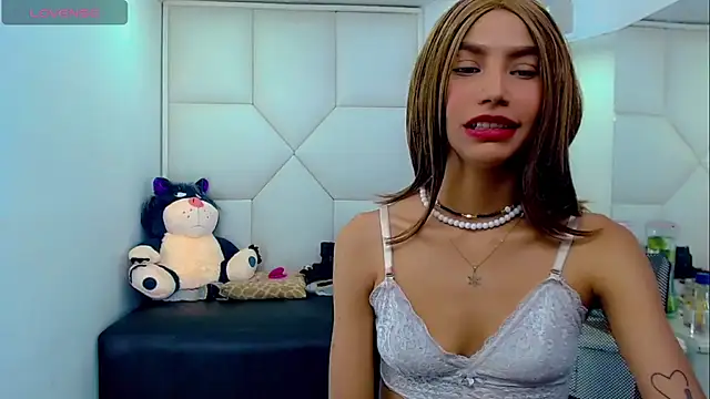 TifannyHott online show from 10.26.25