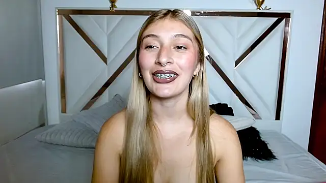 Snapshot of SophiaaLee chatting on 02.14.26 SophiaaLee online show from 02.14.26