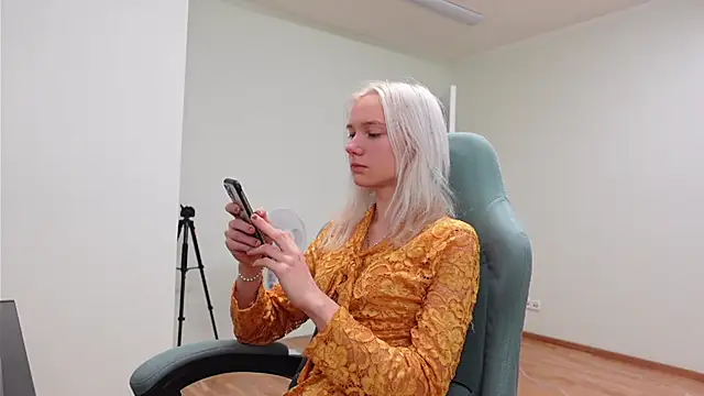 Laura Chaplin online show from 11.23.25