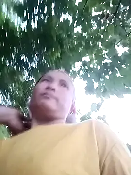 Snapshot of Love-Mama33 chatting on 10.20.25 Love-Mama33 online show from 10.20.25