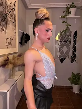 Snapshot of lacattiva chatting on 10.08.25 lacattiva online show from 10.08.25