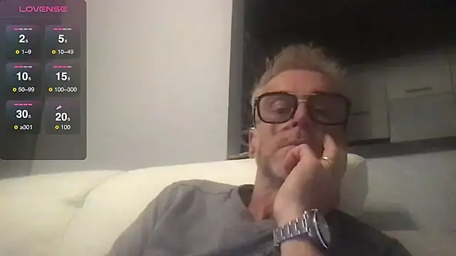 Axl hot online show from 10.11.25