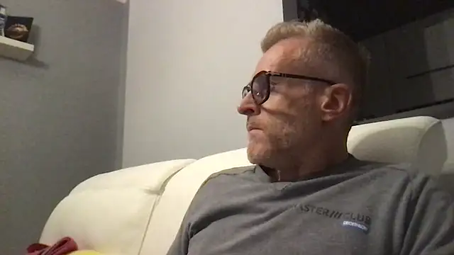 Axl hot online show from 11.04.25