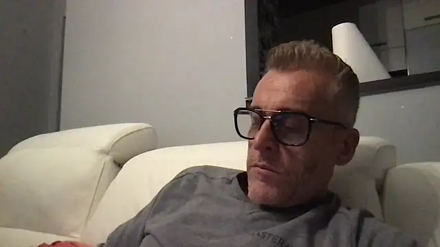 Axl hot online show from 11.08.25