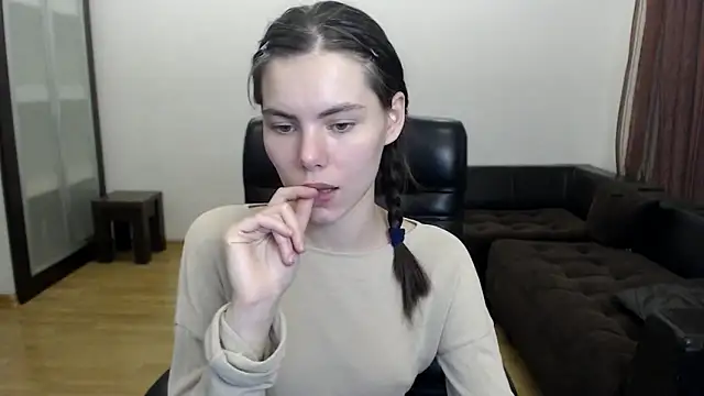 Snapshot of AmelieReve chatting on 10.18.25 AmelieReve online show from 10.18.25