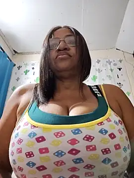 Snapshot of Avannay chatting on 12.16.25 Avannay online show from 12.16.25