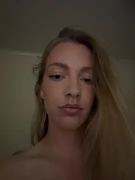 Snapshot of blondebaddi chatting on 10.22.25 blondebaddi online show from 10.22.25