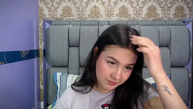 Snapshot of ValentinaMillers_ chatting on 10.01.25 ValentinaMillers online show from 10.01.25