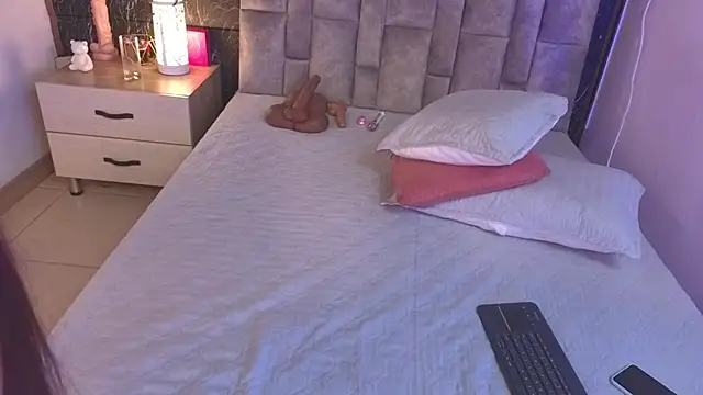 emmi collinss online show from 10.04.25