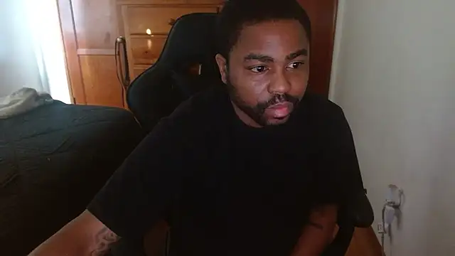 Snapshot of Breadwinnah chatting on 10.29.25 Breadwinnah online show from 10.29.25