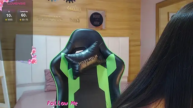 Abril Velvet a  online show from 11.20.25