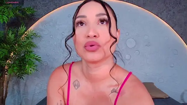 Snapshot of ReinaChloe chatting on 05.19.26 ReinaChloe online show from 05.19.26