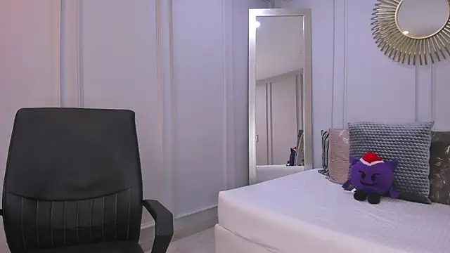 CharlotteBrownn  online show from 12.23.25