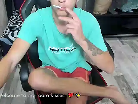 Snapshot of HugeDickFuck chatting on 10.28.25 HugeDickFuck online show from 10.28.25