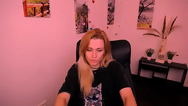 Snapshot of PeppyMia chatting on 09.19.25 PeppyMia online show from 09.19.25