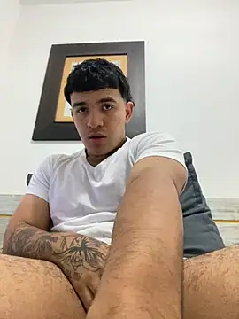 Snapshot of TysonAn chatting on 11.08.25 TysonAn online show from 11.08.25