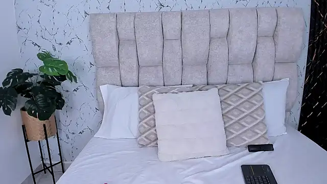 Laura Ivy online show from 11.11.25