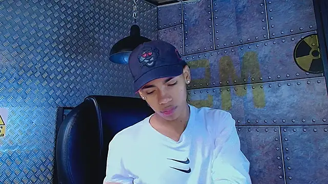 Snapshot of AlanCutee chatting on 09.24.25 AlanCutee online show from 09.24.25