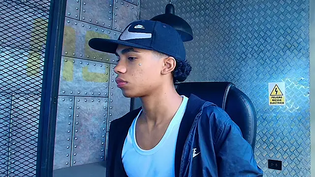 Snapshot of AlanCutee chatting on 10.21.25 AlanCutee online show from 10.21.25