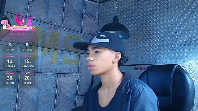 Snapshot of AlanCutee chatting on 10.22.25 AlanCutee online show from 10.22.25