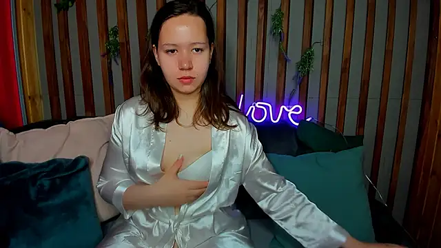 Laura Ellinss online show from 09.27.25