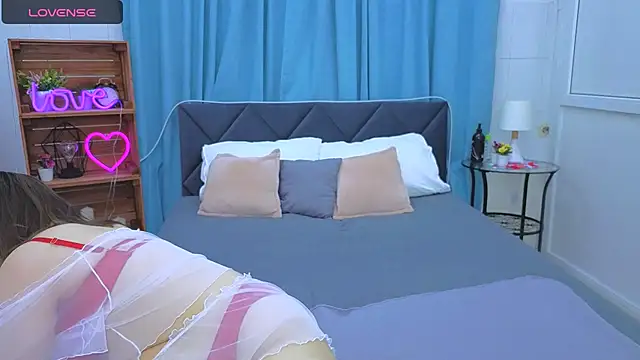 Laura Ellinss online show from 10.07.25