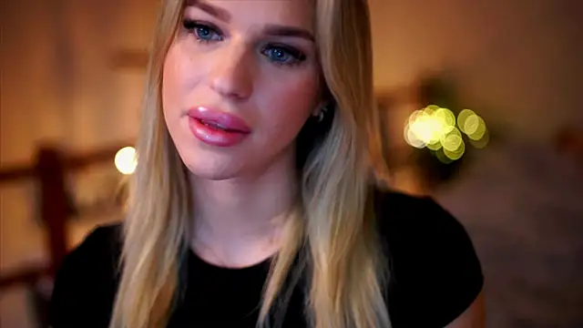 Snapshot of Emilyvanroessel chatting on 10.01.25 Emilyvanroessel online show from 10.01.25