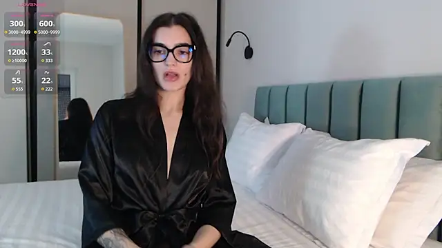 Snapshot of christinafitness chatting on 11.12.25 christinafitness online show from 11.12.25