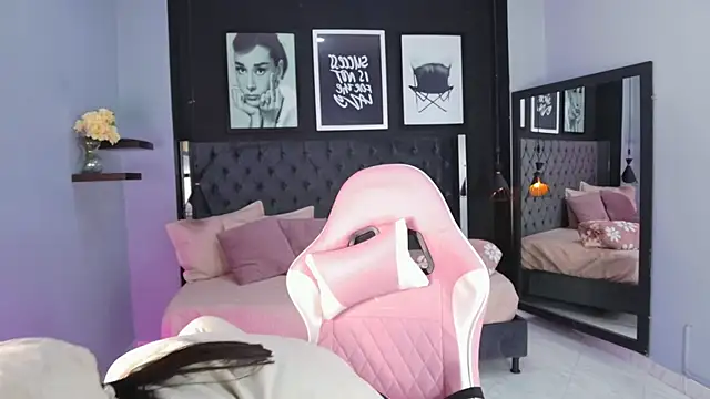 Snapshot of kitty_collins_ chatting on 11.12.25 kitty collins online show from 11.12.25