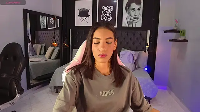 Snapshot of kitty_collins_ chatting on 12.14.25 kitty collins online show from 12.14.25