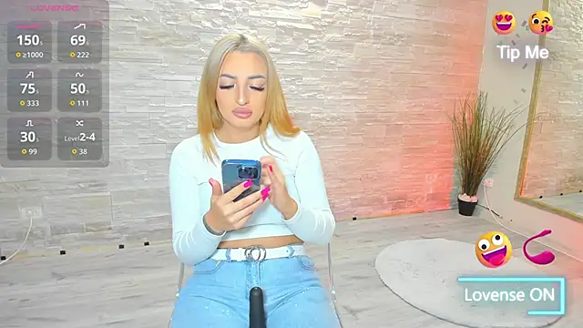 Snapshot of Lexi_Blazee chatting on 10.04.25 Lexi Blazee online show from 10.04.25