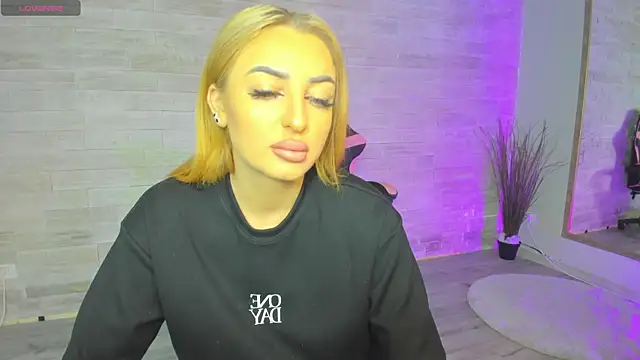 Snapshot of Lexi_Blazee chatting on 10.21.25 Lexi Blazee online show from 10.21.25