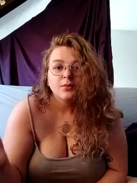 Snapshot of LilouCuriosity chatting on 09.11.25 LilouCuriosity online show from 09.11.25