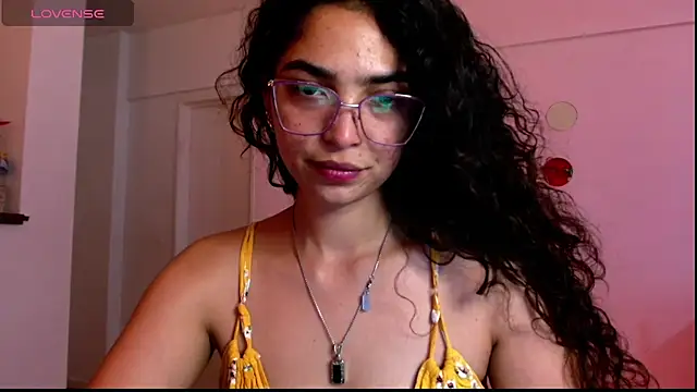 Snapshot of Ariagal chatting on 11.05.25 Ariagal online show from 11.05.25