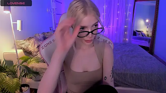 Snapshot of AnyaTaylor_ chatting on 04.19.26 AnyaTaylor online show from 04.19.26