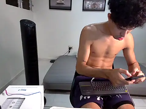 Snapshot of Dollarhot30 chatting on 10.28.25 Dollarhot30 online show from 10.28.25