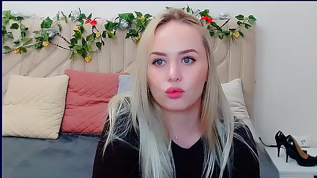 Snapshot of LiluMoon__ chatting on 04.17.26 LiluMoon online show from 04.17.26