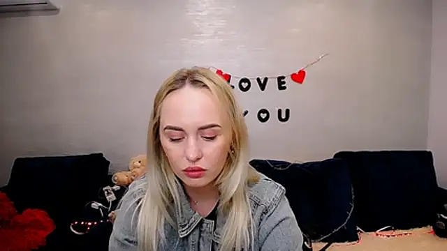 Snapshot of LiluMoon__ chatting on 04.19.26 LiluMoon online show from 04.19.26