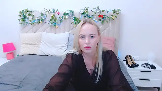 Snapshot of LiluMoon__ chatting on 04.21.26 LiluMoon online show from 04.21.26