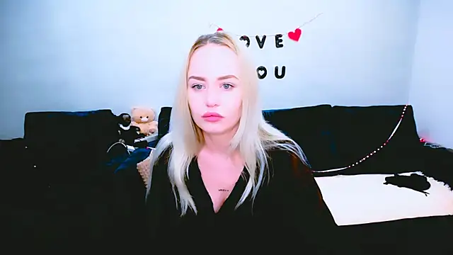 Snapshot of LiluMoon__ chatting on 04.22.26 LiluMoon online show from 04.22.26
