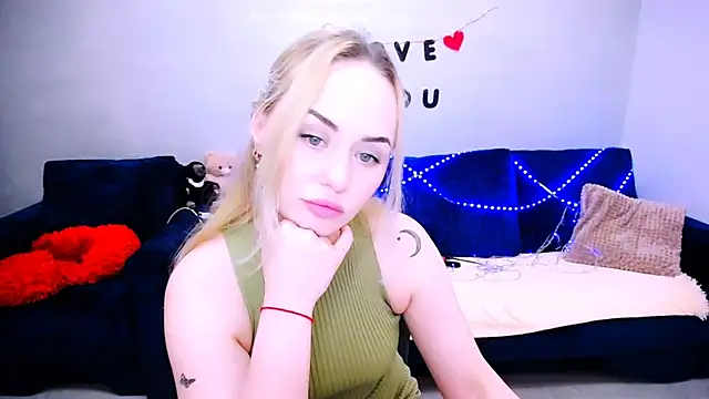 Snapshot of LiluMoon__ chatting on 04.24.26 LiluMoon online show from 04.24.26