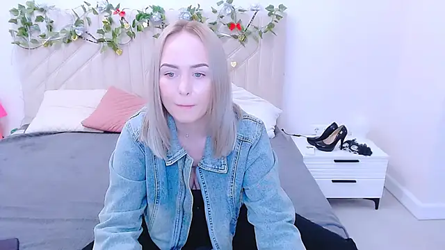 Snapshot of LiluMoon__ chatting on 04.27.26 LiluMoon online show from 04.27.26