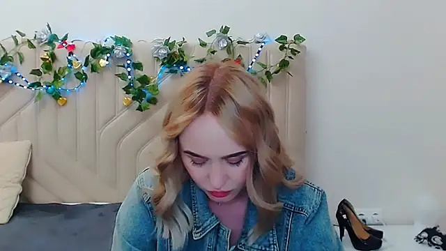 Snapshot of LiluMoon__ chatting on 04.29.26 LiluMoon online show from 04.29.26