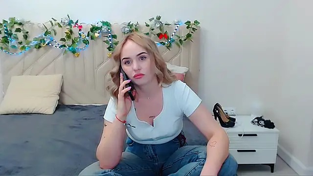 Snapshot of LiluMoon__ chatting on 04.29.26 LiluMoon online show from 04.29.26
