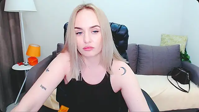 Snapshot of LiluMoon__ chatting on 04.30.26 LiluMoon online show from 04.30.26